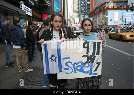 Mädchen im Teenageralter März über den Times Square in Manhattan, palästinensische Raketenangriffe in Israel, Nov.18, 2012 zu protestieren. Stockfoto