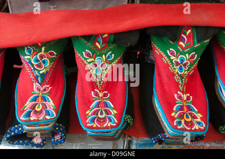 Stickerei-Stiefel im Souvenir-Shop, Shigatse, Tibet Stockfoto