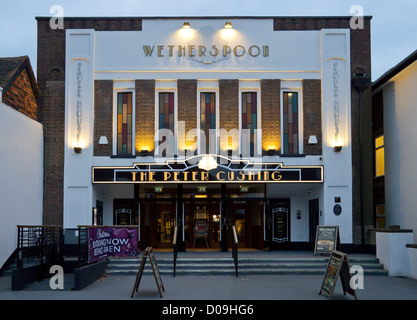 Wetherspoons Pub Interieur.  Peter Cushing.  Zuvor ein Kino und Bingo Halle.  Peter Cushing lebte in Whitstable Kent Stockfoto