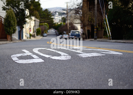 gemalte Markierungen lesen stop Stockfoto