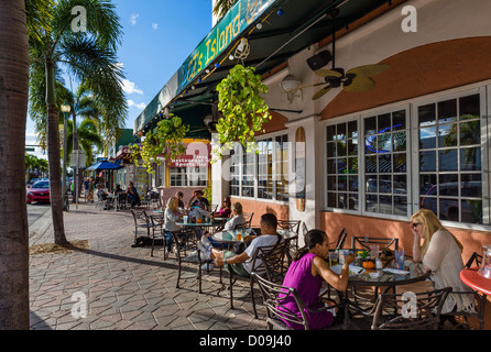 Bürgersteig-Restaurant am See-Allee in der historischen Innenstadt von Lake Worth, Treasure Coast, Florida, USA Stockfoto