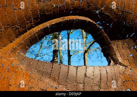 Detail der Bulk-Kopf von Rick Kirby Skulptur außerhalb der neuen Marlowe Theater Canterbury England Stockfoto