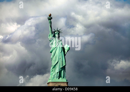 Freiheitsstatue auf Liberty Island in New York City. -auf blauen Himmelshintergrund isoliert Stockfoto