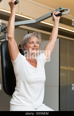 Aktive und lächelnd Senior in einem Fitnessstudio Stockfoto