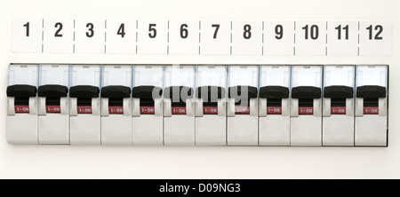 Fuse Block auf einer weißen Wand mit Nummer 1 bis 12 Stockfoto