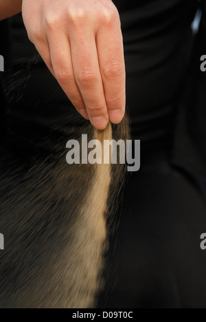 Sand, durch Hände als Symbol Mal in Folge verloren etc. ausgeführt. Stockfoto