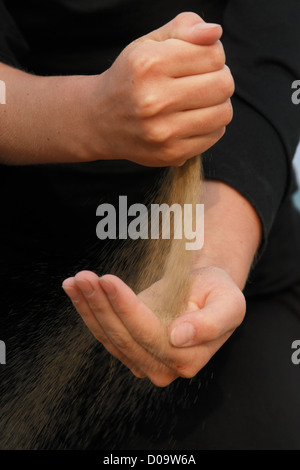 Sand, durch Hände als Symbol Mal in Folge verloren etc. ausgeführt. Stockfoto