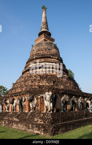 RUINE STUPA WAT CHANG LOM TEMPEL IN ALTE STADT SUKHOTHAI ALS WORLD HERITAGE SITE UNESCO SUKHOTHAI THAILAND ASIEN AUFGEFÜHRT Stockfoto