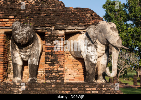 BASE STUPA GESCHMÜCKT ELEFANTEN WAT CHANG LOM TEMPEL IN ALTE STADT SUKHOTHAI ALS WORLD HERITAGE SITE UNESCO SUKHOTHAI THAILAND AUFGEFÜHRT Stockfoto