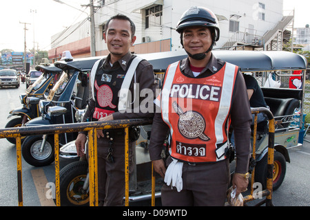 PORTRÄT DER THAILÄNDISCHE POLIZISTEN STOLZ POSIERT AUF A STREET IN CHIANG MAI THAILAND ASIEN Stockfoto