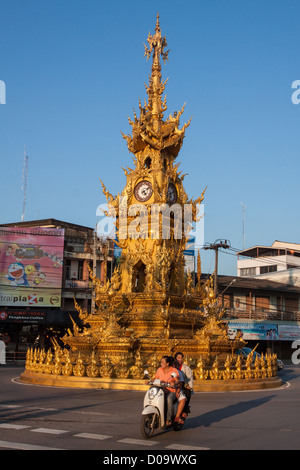 VORBEI AN DER CLOCK TOWER IN DER INNENSTADT VON CHIANG RAI THAILAND ASIEN ROLLER Stockfoto
