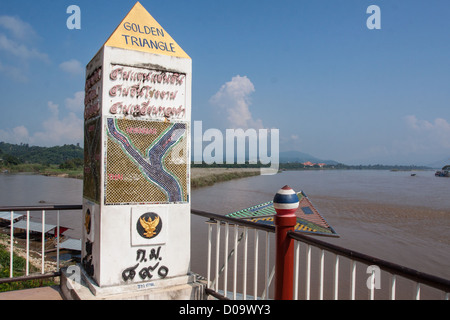 DENKMAL, GOLDEN TRIANGLE WELT OPIUM PRODUZIERENDEN HAUPTZONE HINTER IT MEKONG FLUSS GOLDEN TRIANGLE DORF SOP RUAK ANGIBT Stockfoto