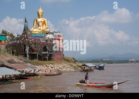 BOOT DIE TOURISTEN AUF DIE EXKURSION AM MEKONG FLUSS DE PHRA CHIANG SAEN SI PHAENDIN TEMPEL IM HINTERGRUND REGION GOLDENEN DREIECK Stockfoto