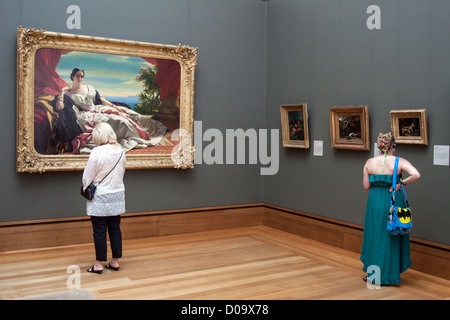 BESUCHER BETRACHTEN GEMÄLDE IN MESSEHALLE IN JOHN PAUL GETTY MUSEUM GETTY CENTER LOS ANGELES KALIFORNIEN VEREINIGTE STAATEN VEREINIGTE STAATEN Stockfoto