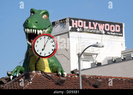 KUNSTSTOFF TYRANNOSAURUS REX DINOSAURIER AUF DACH RIPLEY'S BELIEVE IT OR NOT MUSEUM IN HOLLYWOOD LOS ANGELES KALIFORNIEN VEREINIGTE STAATEN Stockfoto