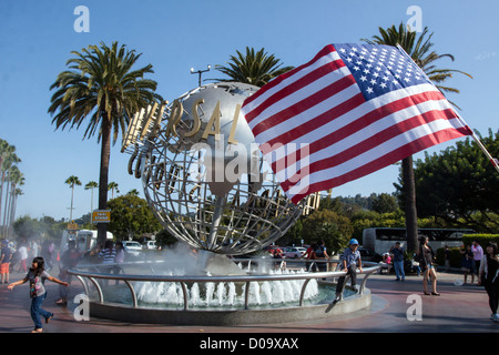 AMERIKANISCHE FLAGGE IN FRONT GLOBUS HOLDING LOGO FÜR FILMPRODUKTIONSFIRMA UNIVERSAL STUDIOS LOS ANGELES KALIFORNIEN VEREINIGTE STAATEN Stockfoto