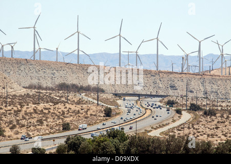 BEREICH DER WINDENERGIEANLAGEN IN DER WÜSTE AM EINGANG NACH PALM SPRINGS KALIFORNIEN VEREINIGTE STAATEN VEREINIGTE STAATEN Stockfoto