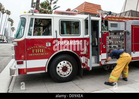FEUERWEHRMANN VORBEREITUNG EIN FEUERWEHRAUTO FÜR EIN FEUER IN SANTA MONICA LOS ANGELES KALIFORNIEN VEREINIGTE STAATEN VEREINIGTE STAATEN Stockfoto