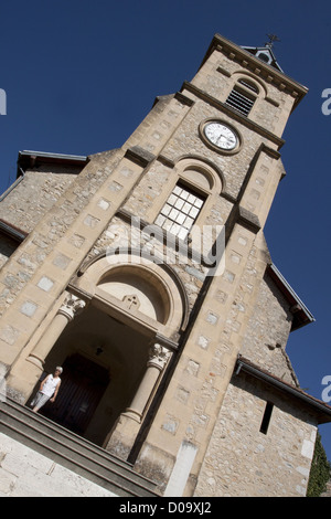 FASSADE DES DORFES KIRCHE VON QUAIX EN CHARTREUSE CHARTREUSE REGIONALER NATURPARK ISERE FRANKREICH RHONE-ALPES Stockfoto