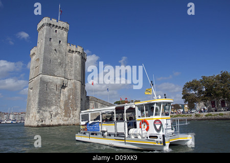 FÄHRE HAFEN LA ROCHELLE NIKOLAUS TURM IM HINTERGRUND LA ROCHELLE CHARENTE-MARITIME POITOU-CHARENTE REGION FRANKREICH VERLASSEN Stockfoto