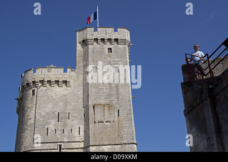 AUSSICHTSTURM ÜBER SAINT-NICOLAS, DASS WACHEN EINGANG HAFEN LA ROCHELLE LA ROCHELLE CHARENTE-MARITIME POITOU-CHARENTE REGION FRANKREICH Stockfoto