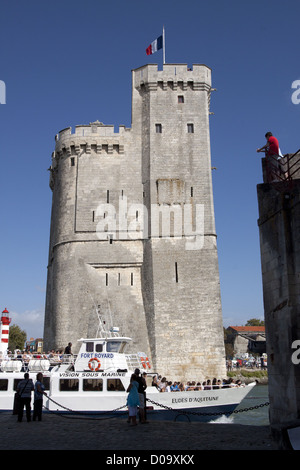 SIGHTSEEING-BOOT VORBEI IN FRONT NIKOLAUS TURM AM EINGANG HAFEN LA ROCHELLE LA ROCHELLE CHARENTE-MARITIME Stockfoto