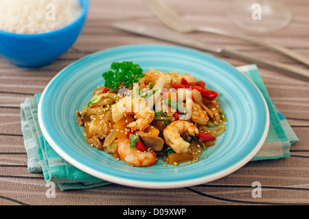 Chinakohl mit Garnelen mit Wok gemacht. Rezept zur Verfügung. Stockfoto