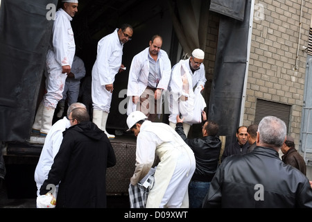 TRADITIONELLEN OPFER SCHAFE WÄHREND AID EL KEBIR FESTIVAL ERSTE DAY FEIERLICHKEITEN IN MUSLIMISCHEN GEMEINSCHAFT ENDE DES RAMADAN Stockfoto