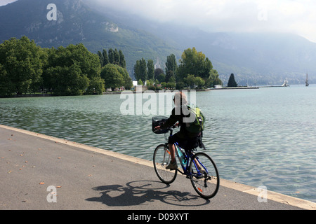 FAHRRAD AN DER SEITE DES LAC D ' ANNECY-HAUTE-SAVOIE (74)-FRANKREICH Stockfoto