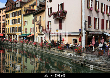 ALTSTADT UND HÄUSER ENTLANG DER CANAL-ANNECY-HAUTE-SAVOIE (74)-FRANKREICH Stockfoto