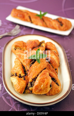 Blätterteig mit Sahne und Schokolade Brocken. Rezept zur Verfügung. Stockfoto