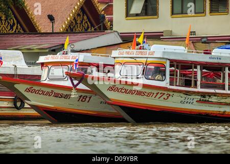 17. November 2012 - Bangkok, Thailand - Chao Phraya Express Boote an der südlichen Endhaltestelle der Linie in Bangkok. Bangkok war früher bekannt als das "Venedig des Ostens '' aufgrund der Anzahl der Wasserstraßen, die Kreuz und quer die Stadt gekreuzt. Nun die meisten der Wasserstraßen ausgefüllt aber Boote und Schiffe nach wie vor eine wichtige Rolle im täglichen Leben in Bangkok. Tausende von Menschen pendeln täglich auf dem Chao Phraya Express Boote und Schnellboote, die ply Khlong Saen Saeb oder Boote verwenden, um die Kanäle auf der Thonburi-Seite des Flusses zu erkunden. Boote werden verwendet, um die Rohstoffe durch die Stadt bis Dee schleppen Stockfoto