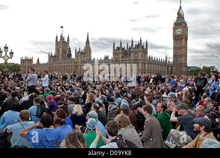 Menschenmengen sammeln ON Westminster Brücke bei der UK UNCUT Anti-Schnitt, NHS-Rallye, Oktober 2011 Stockfoto