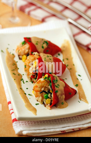 "Piquillo" gefüllte Paprika mit Wildreis und Garnelen. Rezept zur Verfügung. Stockfoto