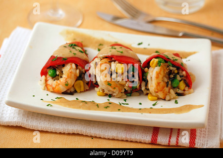 "Piquillo" gefüllte Paprika mit Wildreis und Garnelen. Rezept zur Verfügung. Stockfoto