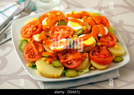 Kartoffelsalat mit Romesco-Sauce. Rezept zur Verfügung. Stockfoto