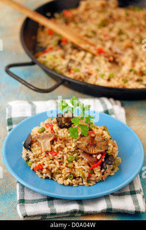 Paella mit Waldpilzen. Rezept zur Verfügung. Stockfoto