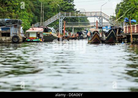 17. November 2012 - Bangkok, Thailand - die Aussicht auf eine Khlong oder Kanal im Abschnitt "Thonburi" von Bangkok. Bangkok war früher bekannt als das "Venedig des Ostens '' aufgrund der Anzahl der Wasserstraßen, die Kreuz und quer die Stadt gekreuzt. Nun die meisten der Wasserstraßen ausgefüllt aber Boote und Schiffe nach wie vor eine wichtige Rolle im täglichen Leben in Bangkok. Tausende von Menschen pendeln täglich auf dem Chao Phraya Express Boote und Schnellboote, die ply Khlong Saen Saeb oder Boote verwenden, um die Kanäle auf der Thonburi-Seite des Flusses zu erkunden. Boote werden verwendet, um die Rohstoffe durch die Stadt bis tief Wate schleppen Stockfoto