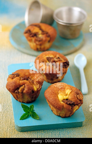 Muffins mit Pudding, Rosinen und Nüssen, Rezept erhältlich. Stockfoto