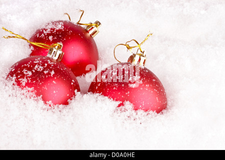 Weihnachtskugeln im Schnee Stockfoto
