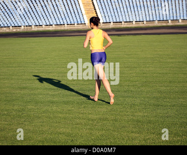 Schöne Teenager Sport Mädchen laufen auf dem Rasen. Stockfoto