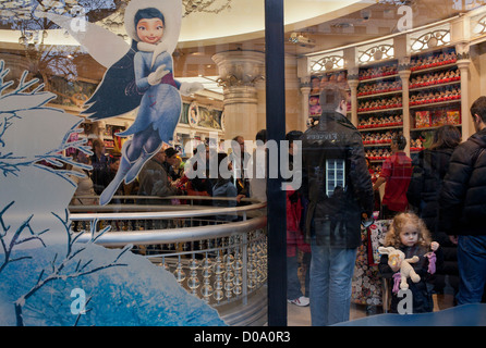 Mädchen kuscheln eine Spielzeug in einem Disney-Store in Paris, Frankreich Stockfoto