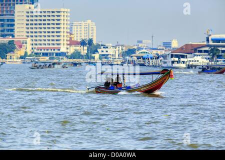 21. November 2012 - Bangkok, Thailand - A-long-Tail Boot auf dem Chao Phraya Fluss. Long-Tail-Boote sind schmale Boote verwendet als Taxis auf den Wasserwegen von Thailand. Bangkok einmal Kreuz und quer durchzogen von Kanälen und Boote waren die Art, wie Menschen sich herumgesprochen. Jetzt wurden die meisten der Kanäle ausgefüllt und gepflastert. Der Chao Phraya-Fluss, der Bangkok teilt, hat immer noch regelmäßigen Passagierservice Boot. (Bild Kredit: Jack Kurtz/ZUMAPRESS.com ©) Stockfoto