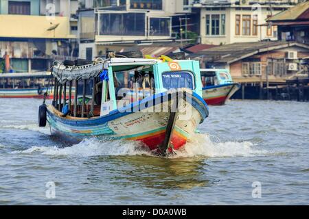 21. November 2012 - Bangkok, Thailand - A River taxi auf dem Chao Phraya River in Bangkok. Die Boote sind der schnellste Weg, um von Norden nach Süden in Bangkok zu erhalten. Tausende von Menschen pendeln täglich auf dem Chao Phraya Express Boote und Schnellboote, die Khlong Saen Saeb verkehren. Boote werden verwendet, um die Rohstoffe durch die Stadt Tiefwasser-Häfen für den Export zu schleppen. (Bild Kredit: Jack Kurtz/ZUMAPRESS.com ©) Stockfoto