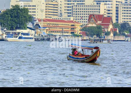 21. November 2012 - Bangkok, Thailand - A-long-Tail Boot auf dem Chao Phraya Fluss. Long-Tail-Boote sind schmale Boote verwendet als Taxis auf den Wasserwegen von Thailand. Bangkok einmal Kreuz und quer durchzogen von Kanälen und Boote waren die Art, wie Menschen sich herumgesprochen. Jetzt wurden die meisten der Kanäle ausgefüllt und gepflastert. Der Chao Phraya-Fluss, der Bangkok teilt, hat immer noch regelmäßigen Passagierservice Boot. (Bild Kredit: Jack Kurtz/ZUMAPRESS.com ©) Stockfoto