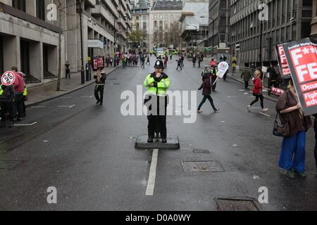 London, UK. 21. November 2012. Tausende von Studenten marschierten durch die Londoner heute unter dem Motto "erziehen, beschäftigen, befähigen". Trotz der Befürchtungen von Polizei und Studenten Organisatoren einer Wiederholung der Gewalt auf eine ähnliche Demonstration in 2010 gesehen blieb der Marsch friedlich. George Henton / Alamy Live News. Stockfoto