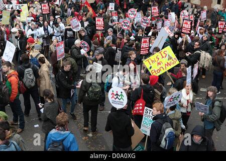London, UK. 21. November 2012. Tausende von Studenten marschierten durch die Londoner heute unter dem Motto "erziehen, beschäftigen, befähigen". Trotz der Befürchtungen von Polizei und Studenten Organisatoren einer Wiederholung der Gewalt auf eine ähnliche Demonstration in 2010 gesehen blieb der Marsch friedlich. George Henton / Alamy Live News. Stockfoto