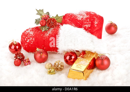 Die rote Boot vom Weihnachtsmann im Schnee, gefüllt mit Weihnachten Geschenke, Schmuck und gold Stockfoto