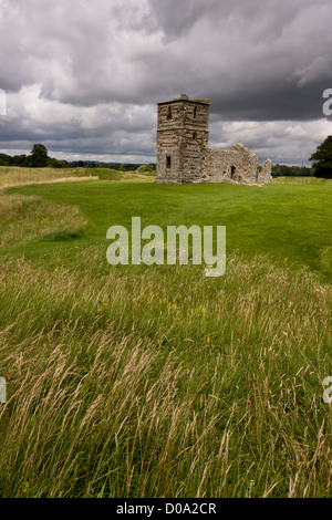 Knowlton, Kirche zerstörten Norman/mittelalterliche in neolithischen Henge-Monument auf Kreide, umgeben von Kreide Grünland, Dorset Stockfoto