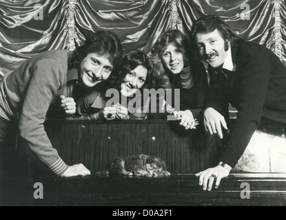 BROTHERHOOD OF MAN Promo-Foto des Königreichs pop Gruppe über 1975 Stockfoto